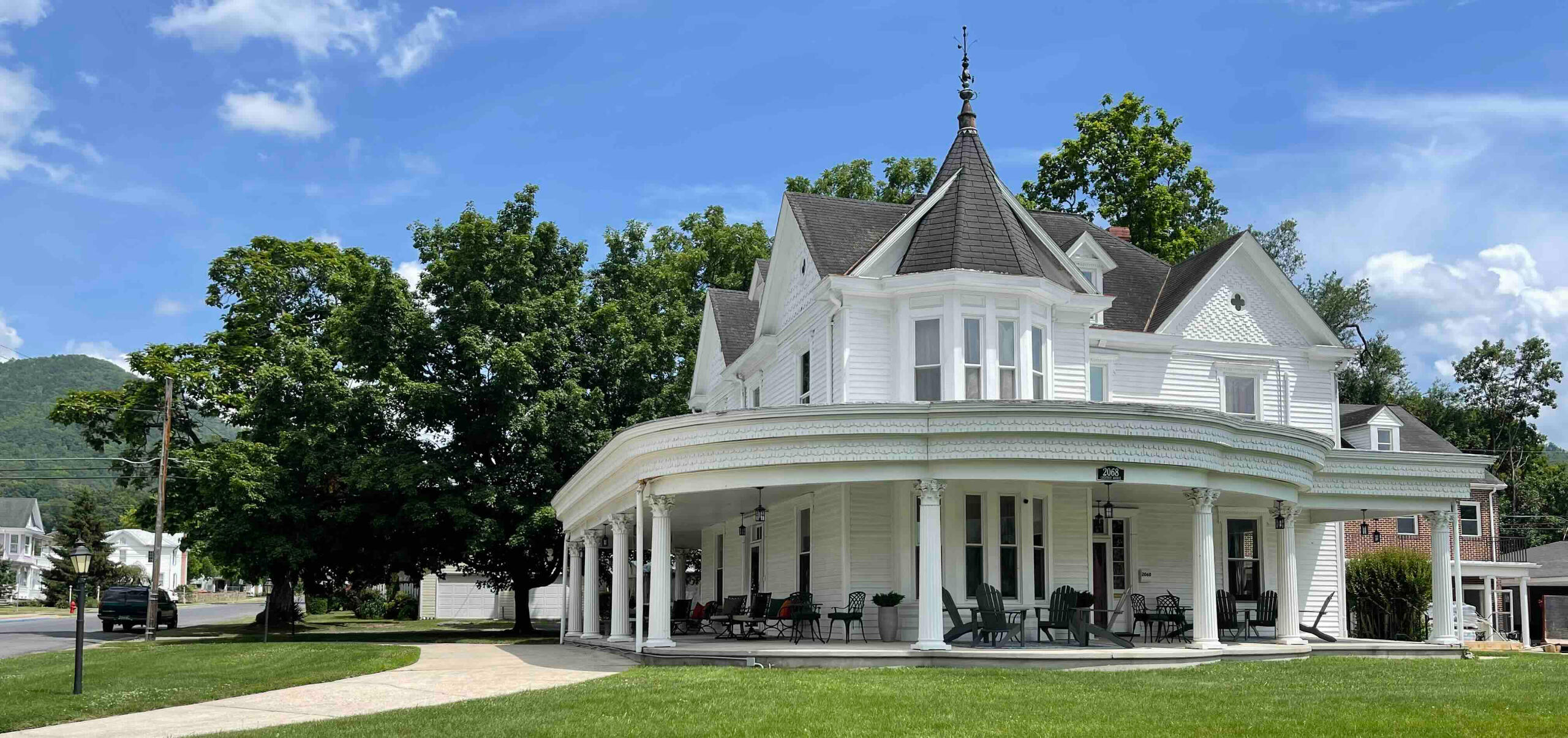 Outside view of Blue Ridge Abbey Bed & Breakfast hotel alternative in Buena Vista, VA